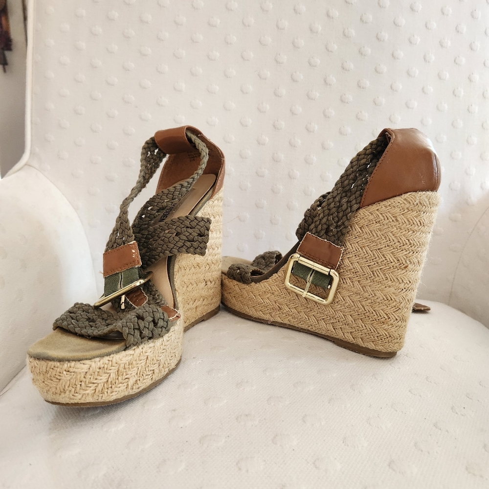 Steve madden olive green wedge Sandal 8.5 4.5 heel